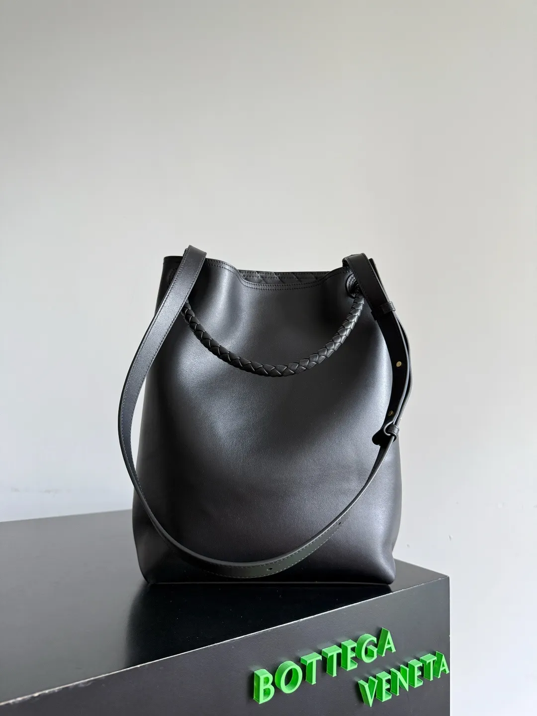 Batch 2660 BOTTEGA VENETA2025 new Andiamo bucket bag. This bag is made of silky calf leather🐂, with Intrecciato woven internal pockets, unique and eye-catching! The simple and smooth bucket bag shape is classic and versatile. Whether it is paired with a simple basic style or a fashionable personality, it can be adapted to 💯 and easily enhance the fashion sense of the overall look ~ The golden rope knot 🪢 is embellished with woven highlights and the scent of osmanthus in the wind, announcing the message of autumn✉️ When buying a bag, you must look for three things: 🎨Appearance is justice 🧵Excellent craftsmanship 👜Practice Style number: 844169 Size: 24*34*12cm